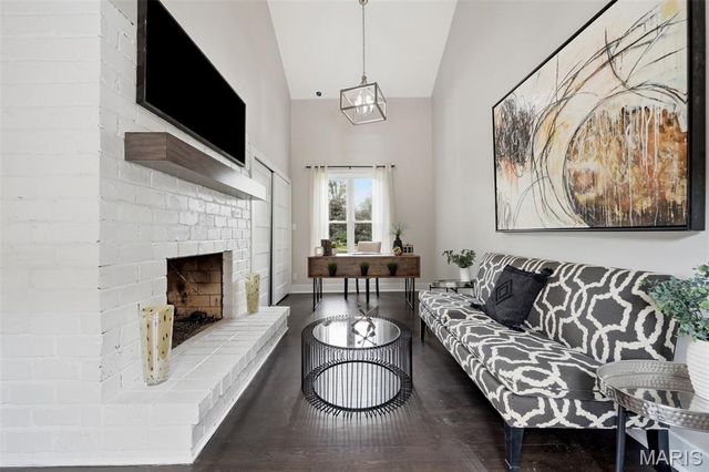 9831 Sunset Greens Drive, Sunset Hills, MO 63127