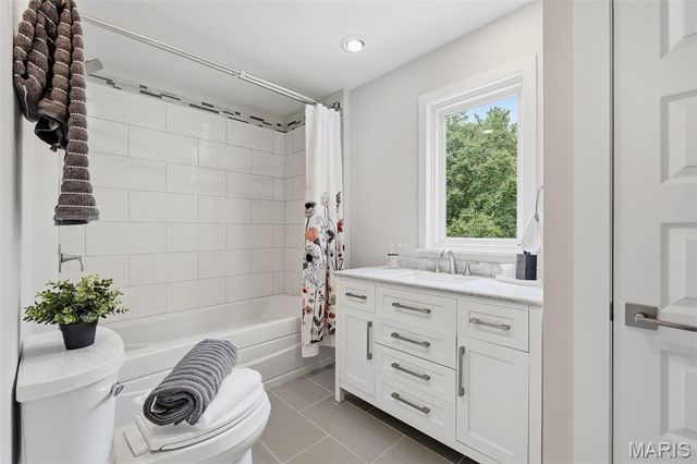 9831 Sunset Greens Drive, Sunset Hills, MO 63127