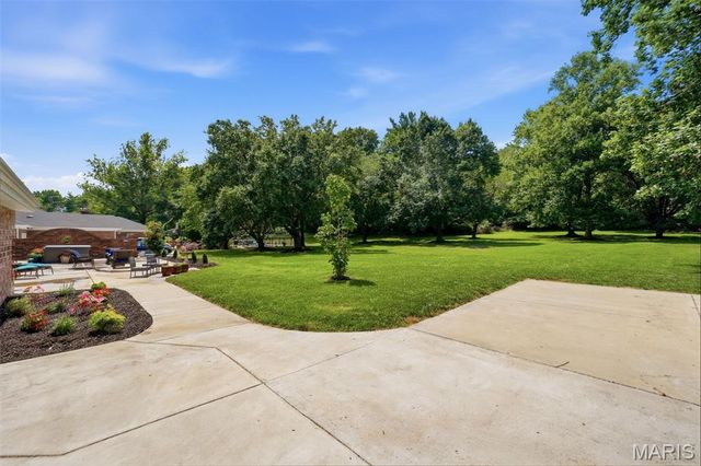 9831 Sunset Greens Drive, Sunset Hills, MO 63127