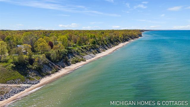 1484 71st Street, Fennville, MI 49408
