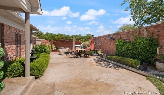 12206 Bridgeway Court, Sellersburg, IN 47172