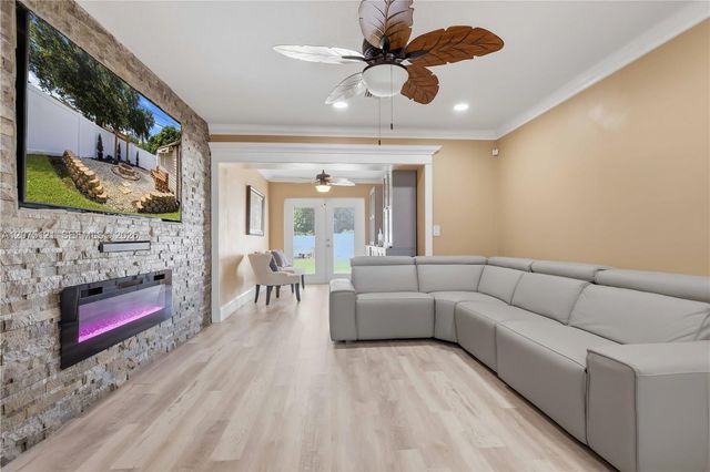 6620 SW 6th Street, Pembroke Pines, FL 33023