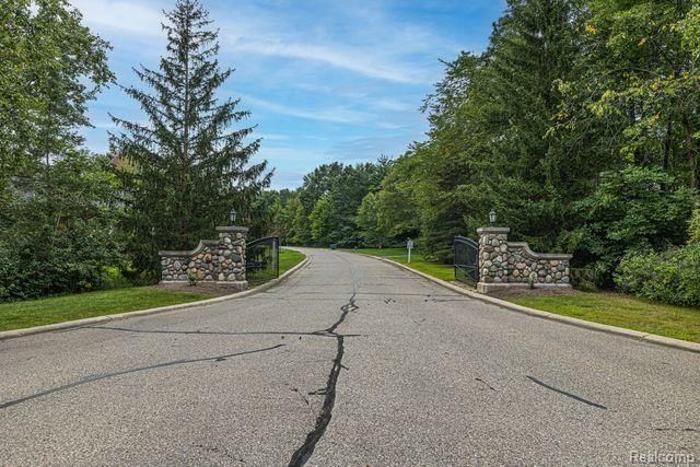 7513 Maple Ridge Drive, Independence Charter Township, MI 48346