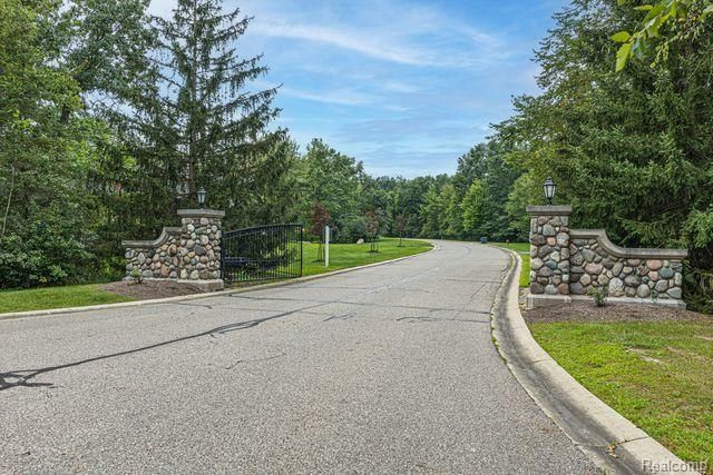 7513 Maple Ridge Drive, Independence Charter Township, MI 48346