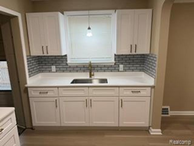 20221 Washtenaw, Harper Woods, MI 48225