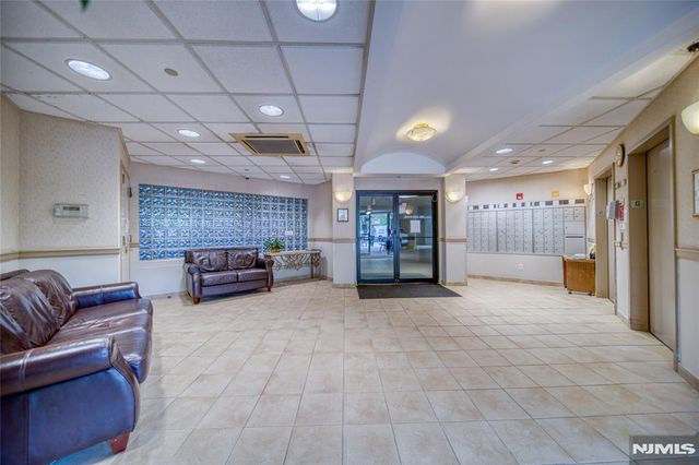 189 Forest Avenue 216, Paramus, NJ 07652