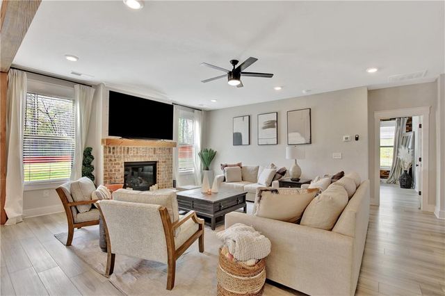 196 Saddleridge Tr, Senoia, GA 30276