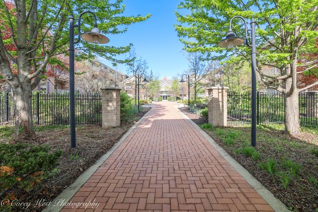 2671 Stone Circle 103, Geneva, IL 60134