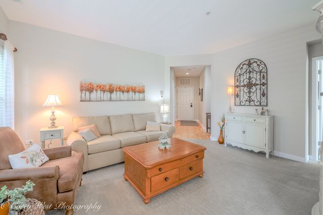 2671 Stone Circle 103, Geneva, IL 60134