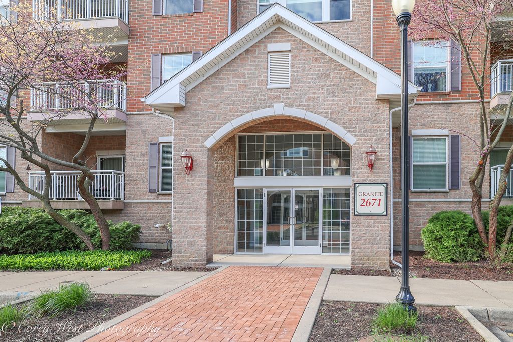 2671 Stone Circle 103, Geneva, IL 60134