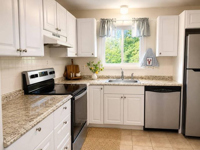 15 Oak Neck Road APT 11, Hyannis, MA 02601