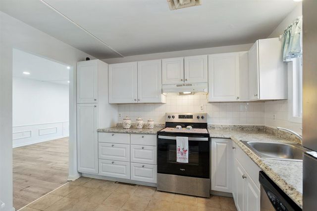 15 Oak Neck Road APT 11, Hyannis, MA 02601