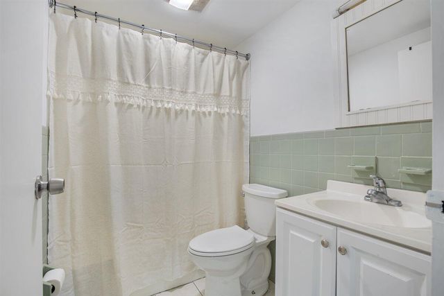 15 Oak Neck Road APT 11, Hyannis, MA 02601