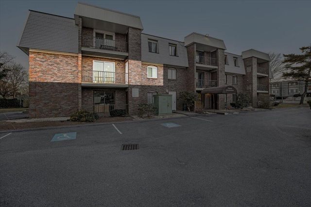 15 Oak Neck Road APT 11, Hyannis, MA 02601
