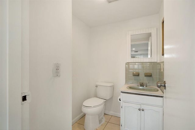 15 Oak Neck Road APT 11, Hyannis, MA 02601
