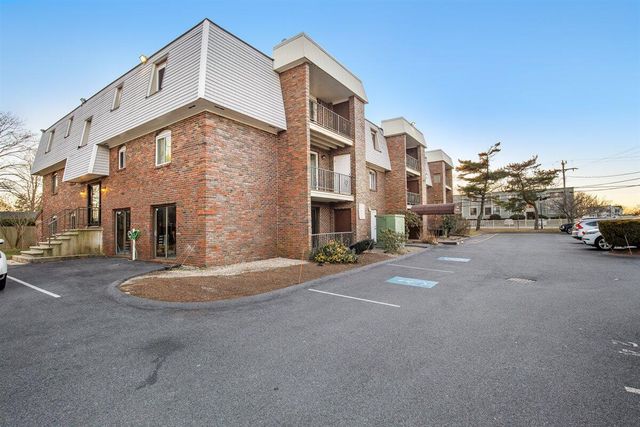 15 Oak Neck Road APT 11, Hyannis, MA 02601