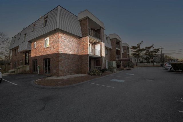 15 Oak Neck Road APT 11, Hyannis, MA 02601