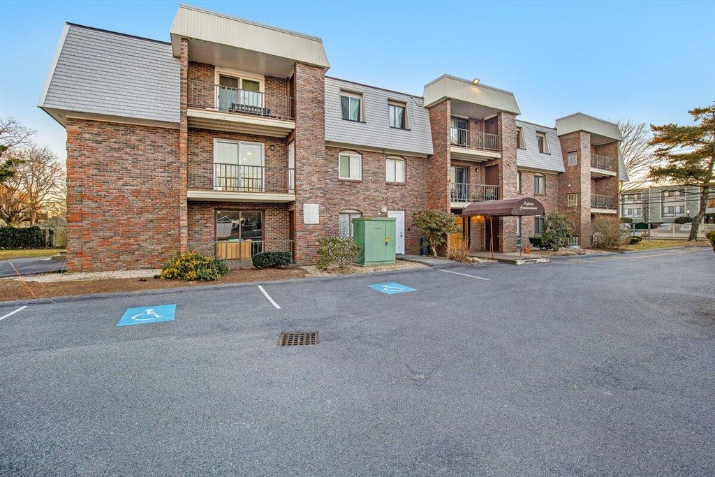 15 Oak Neck Road APT 11, Hyannis, MA 02601