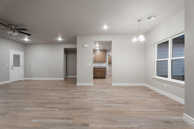 1129 Center Court Circle, Grove, OK 74344