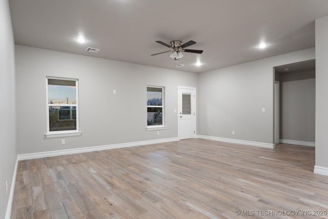 1129 Center Court Circle, Grove, OK 74344