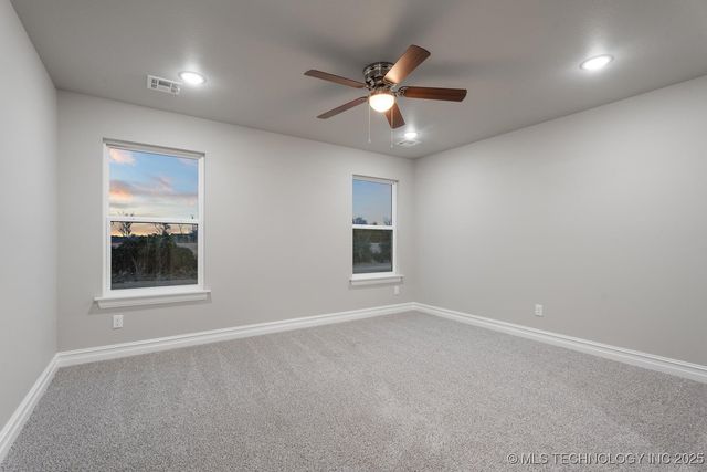 1129 Center Court Circle, Grove, OK 74344