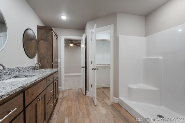 1129 Center Court Circle, Grove, OK 74344