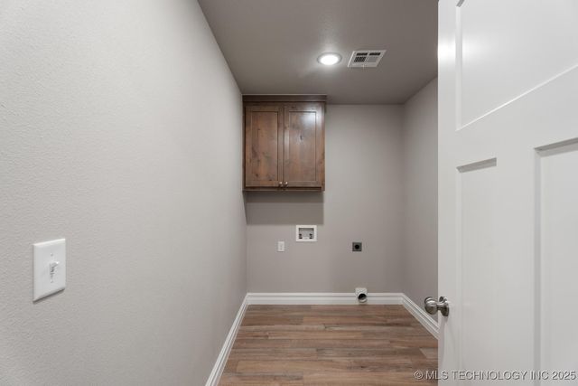 1129 Center Court Circle, Grove, OK 74344