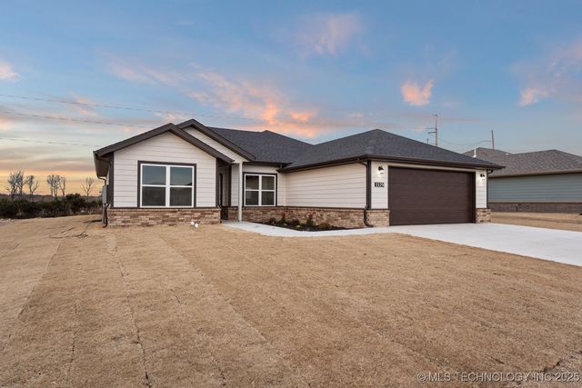 1129 Center Court Circle, Grove, OK 74344