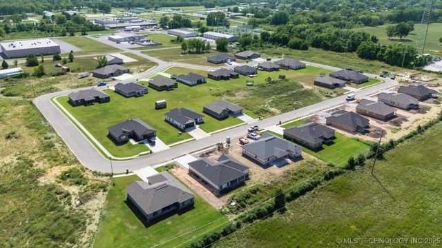 1129 Center Court Circle, Grove, OK 74344