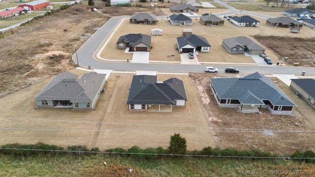 1129 Center Court Circle, Grove, OK 74344