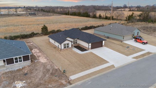 1129 Center Court Circle, Grove, OK 74344