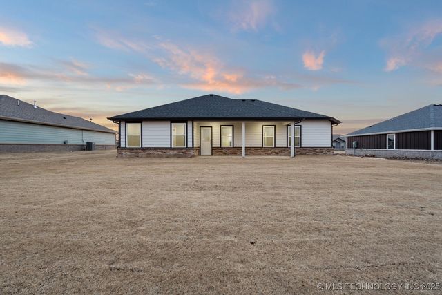 1129 Center Court Circle, Grove, OK 74344