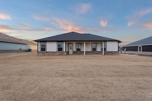 1129 Center Court Circle, Grove, OK 74344
