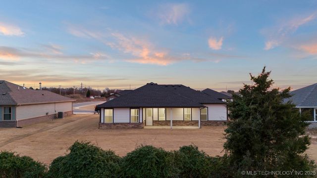 1129 Center Court Circle, Grove, OK 74344