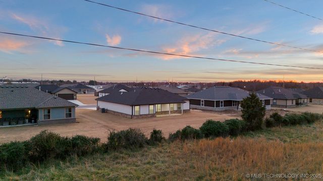 1129 Center Court Circle, Grove, OK 74344