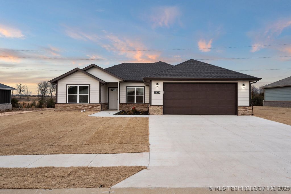 1129 Center Court Circle, Grove, OK 74344