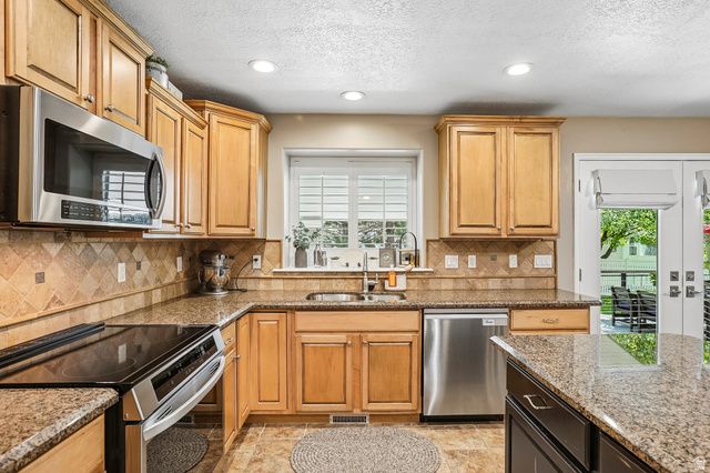 238 KAY CIR, Kaysville, UT 84037