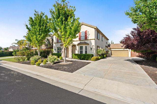 2868 Graybark Avenue, Clovis, CA 93619
