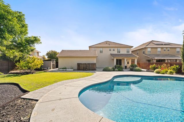 2868 Graybark Avenue, Clovis, CA 93619
