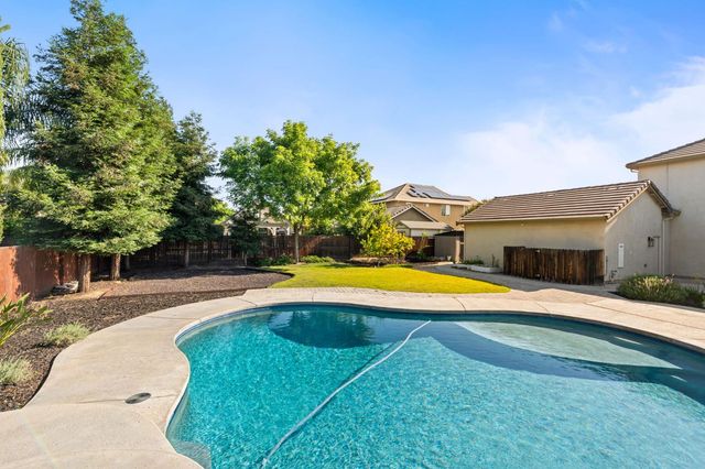 2868 Graybark Avenue, Clovis, CA 93619