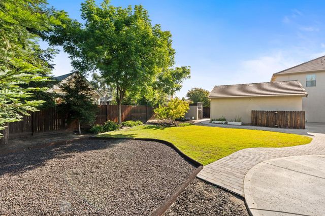 2868 Graybark Avenue, Clovis, CA 93619