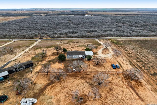 1170 Atascosa County Road 101, Floresville, TX 78114