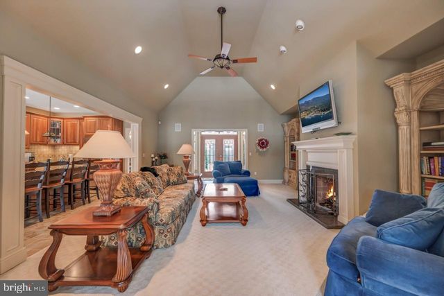 235 WOLF HOLLOW RD, Lake Harmony, PA 18624