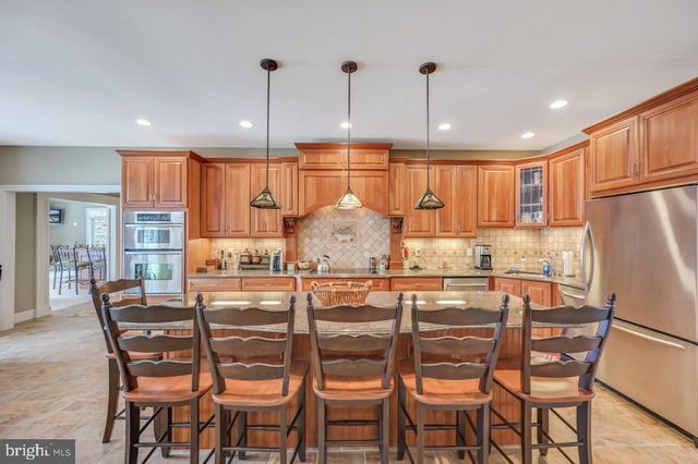 235 WOLF HOLLOW RD, Lake Harmony, PA 18624