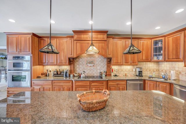 235 WOLF HOLLOW RD, Lake Harmony, PA 18624