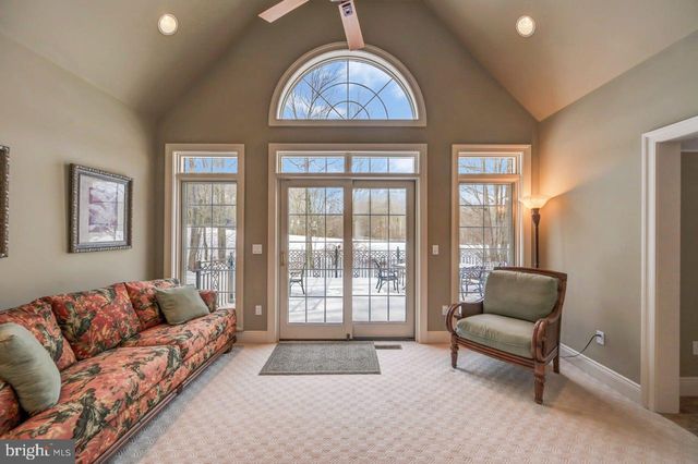 235 WOLF HOLLOW RD, Lake Harmony, PA 18624