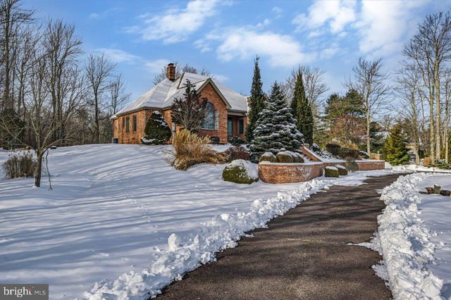 235 WOLF HOLLOW RD, Lake Harmony, PA 18624