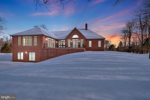 235 WOLF HOLLOW RD, Lake Harmony, PA 18624