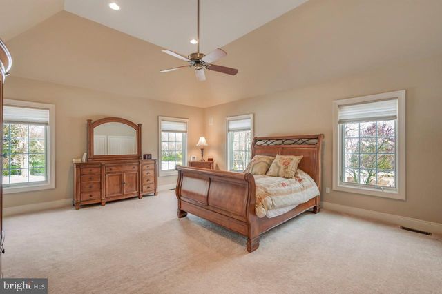 235 WOLF HOLLOW RD, Lake Harmony, PA 18624