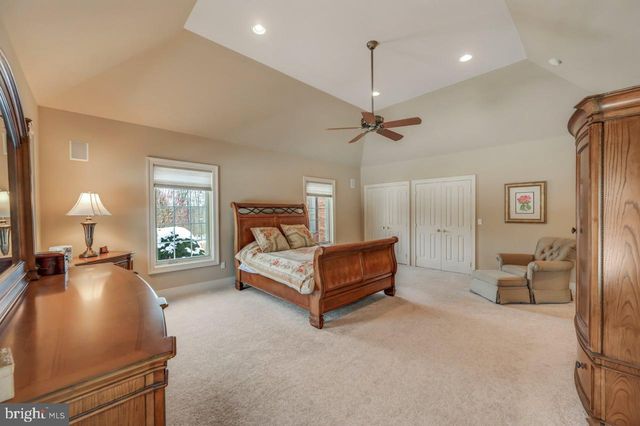 235 WOLF HOLLOW RD, Lake Harmony, PA 18624